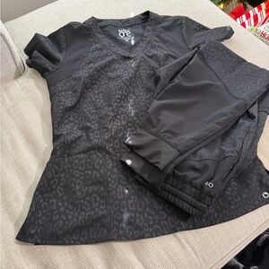 Grey’s Anatomy Leopard Print Scrub Set   Top-Medium   Pants - Small Petite